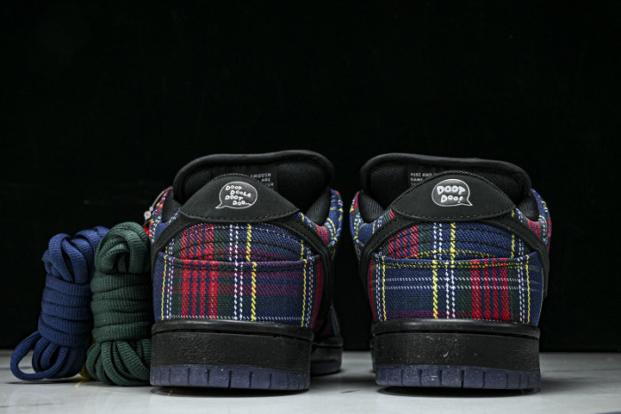 Nardwuar x Nike SB Dunk Low “Tartan” II1493-600