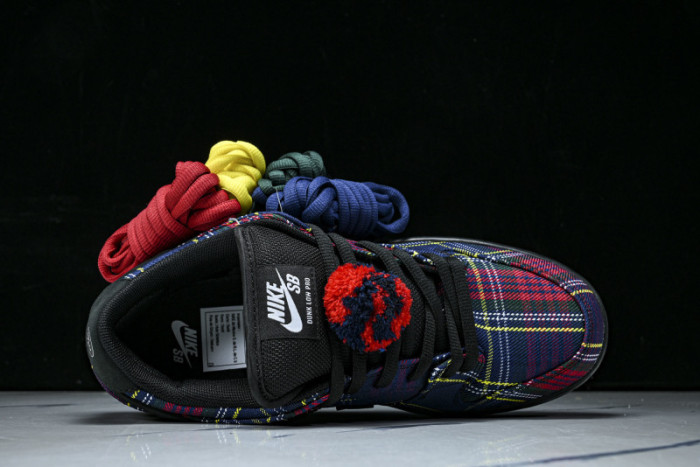 Nardwuar x Nike SB Dunk Low “Tartan” II1493-600