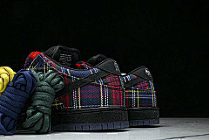 Nardwuar x Nike SB Dunk Low “Tartan” II1493-600