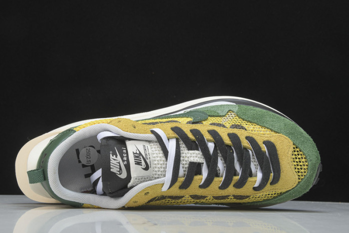 nike vaporwaffle sacai tour yellow cv1363-700