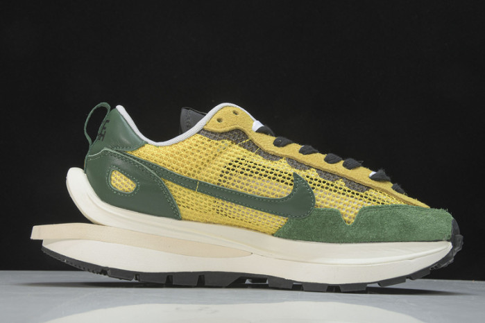 nike vaporwaffle sacai tour yellow cv1363-700