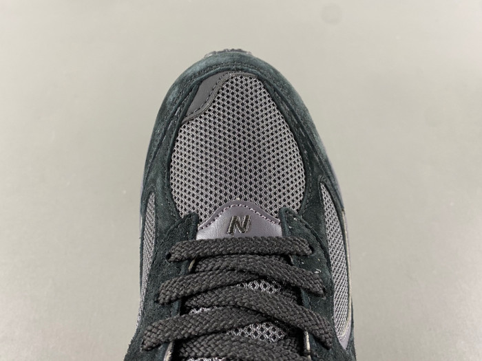 new Ba1an*e 2002r black dark grey m2002rbl